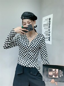 棋盘格V领打底图片