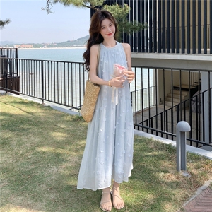 浅蓝立体花朵无袖挂脖连衣裙女2025夏新款法式度假风绝美气质长裙图片