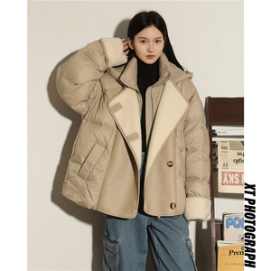 新标90%羽绒 羊羔毛拼pu皮假两件连帽女士羽绒服上衣 8339/P330图片