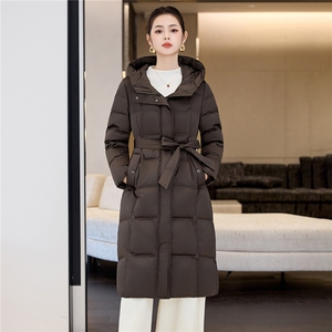 90鸭绒连帽羽绒服女2025冬季新款系带收腰加长款过膝棉袄外套图片