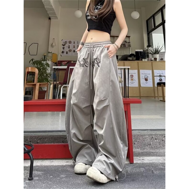 美式灰色字母刺绣褶皱伞兵工装裤女2025春季宽松新款阔腿弯刀长裤，女装休闲裤，星座1210-1