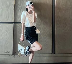 夏装彩色简约短袖图片