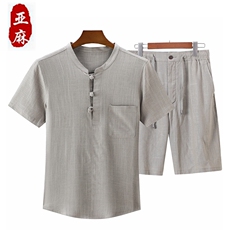 浅灰上衣+浅灰短裤