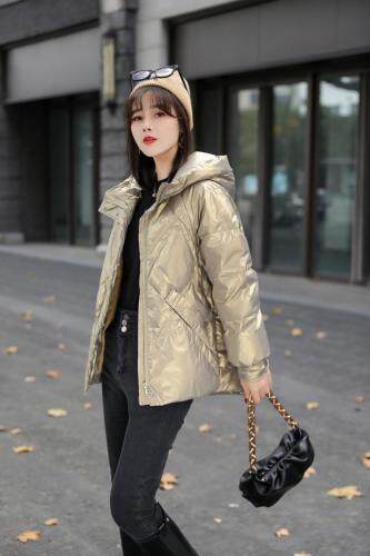 珠光亮面带帽时尚羽绒服，女装羽绒服，平凡人生