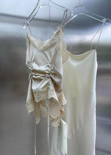 蕾丝拼接缎面吊带裙，女装背心吊带，dec place