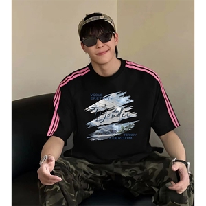 抖音得物品质二开240克宽松纯棉美式潮牌印花三条杠中性风短袖T恤图片