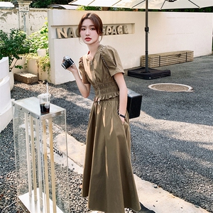 卡其色设计感压褶上衣半身裙两件套女2023夏季新款小个子炸街套装图片