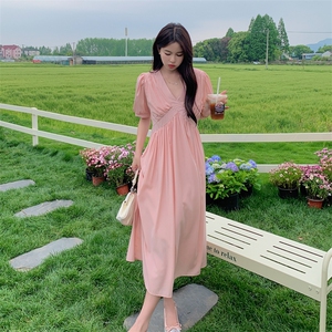 粉色甜美珠串挂脖连衣裙女2025夏季新款法式气质露肩收腰显瘦长裙