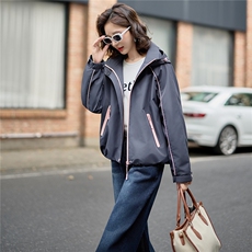 2025年秋季新款运动休闲风短外套短风衣，女装短外套，慕依路