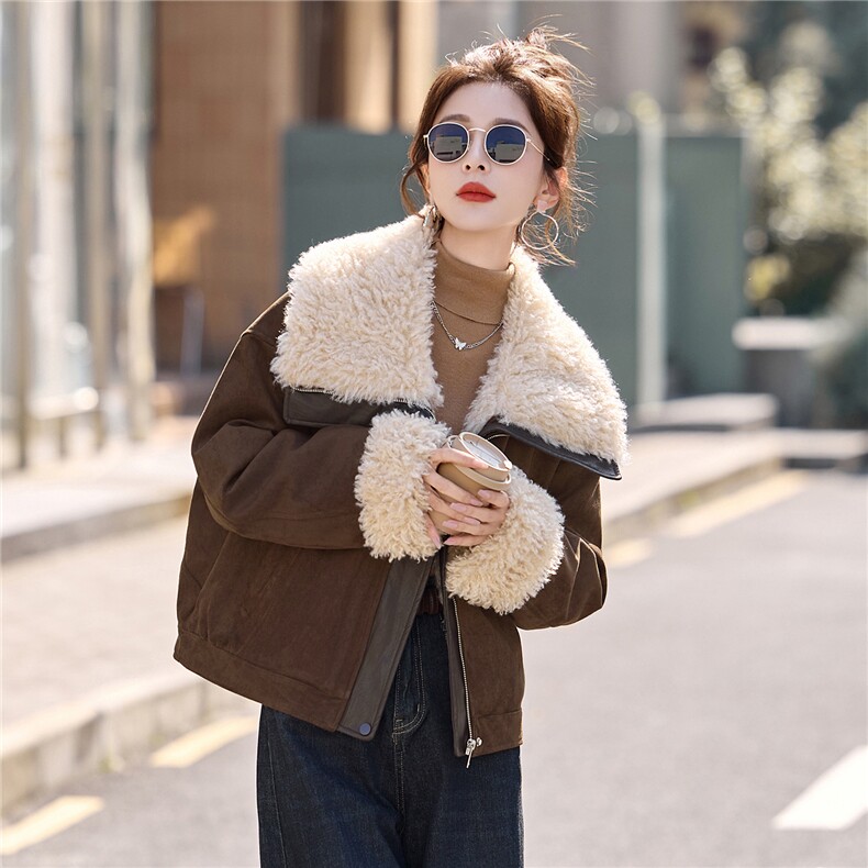 现货。现货。2025年冬季短款休闲风羽绒拼接羊羔毛羽绒皮衣,女装羽绒服,艾仟回(原伊仟回)