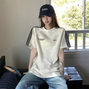 抖音得物品质二开240克宽松纯棉美式潮牌印花三条杠中性风短袖T恤图片