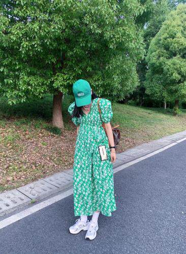 V领碎花连衣裙，女装连衣裙，last name