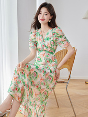法式V领气质印花连衣裙女2025夏季新款修身显瘦洋气减龄碎花长裙，女装连衣裙，美沁