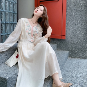 新中式风白色长袖连衣裙女春秋2025超火好看高级感绝美收腰长裙图片
