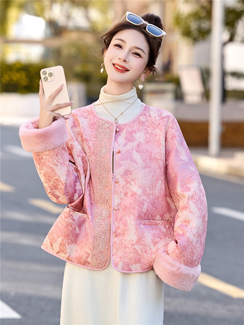 2025年潮冬季真狐狸毛重工刺绣钉珠短款新中式羽绒服新款,女装羽绒服,伊仟回