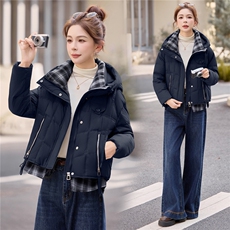 现货2025时尚格纹拼接假两件套连帽百搭潮流白鸭绒羽绒服，女装羽绒服，时尚俏佳人