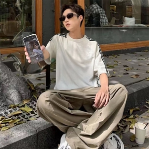 抖音得物品质二开240克宽松纯棉美式潮牌印花三条杠中性风短袖T恤图片
