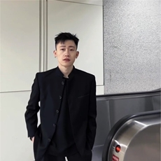 黑色