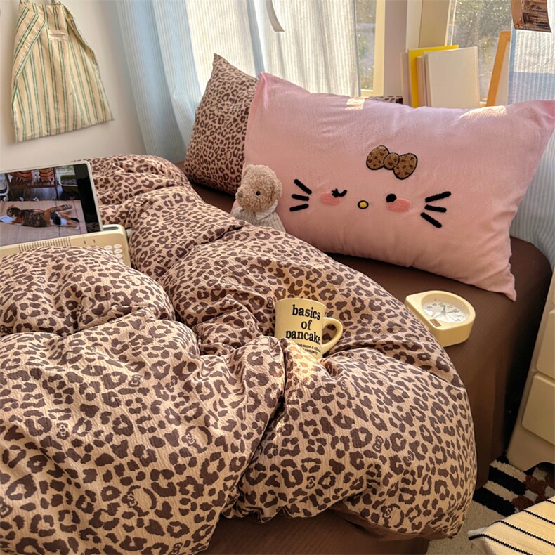 2025新款超流行的豹纹猫咪毛巾绣水洗四件套豹纹猫咪，床品套件，一起卖家纺