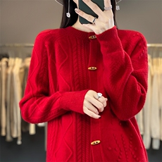 新年红色加厚浮雕椰壳木扣圆领开衫外套毛衣时尚DYML2304，女装羊毛衫，蒙莲贝斯