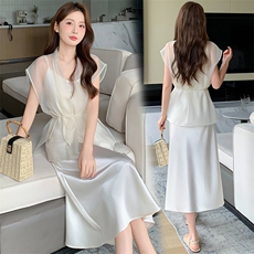 2025年夏季新款时尚韩版飘逸设计感轻薄披肩开衫吊带连衣裙两件套，女装套装/套裙，心心服饰