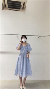 泡泡绣花连衣裙图片