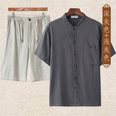 深灰上衣＋浅灰短裤