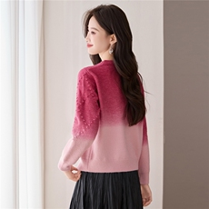 2025秋日穿搭花朵点缀设计感小众渐变色女式毛衣粉色韩版气质新款，女装羊毛衫，艾米