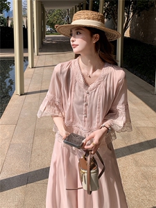 粉色洋气温柔套装女2026夏新款喇叭袖蕾丝拼接上衣阔腿裤裙两件套图片
