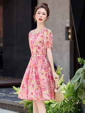 碎花连衣裙女2025年夏季新款小个子洋气时髦收腰显瘦中长款A裙子，女装连衣裙，韩宇舍