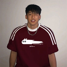 酒红色