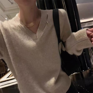 2025年秋季宽松型通勤常规套头单件长袖V领爱心扣毛衣,女装针织衫/毛衣,鑫之绒