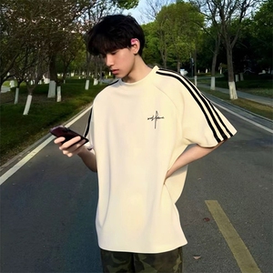 抖音得物品质二开240克宽松纯棉美式潮牌印花三条杠中性风短袖T恤图片