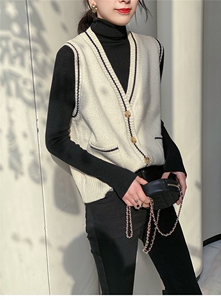时尚百搭女士V领毛衣马甲简约纯色加边带兜设计休闲单品,女士包包丝巾怎么搭配图片