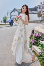 杏色立体花朵刺绣挂脖连衣裙女2025初夏新款法式高级感白月光长裙，女装连衣裙，难舍钰依