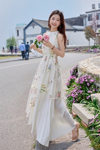 杏色立体花朵刺绣挂脖连衣裙女2025初夏新款法式高级感白月光长裙图片