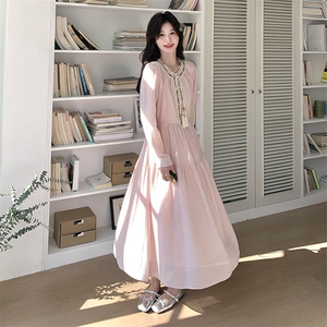 森系田园风粉色长袖连衣裙女春秋新款超火好看独特漂亮绝美a字裙图片