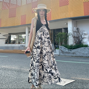 慵懒度假风水墨碎花吊带连衣裙女夏2025新款别致绝美宽松雪纺长裙图片