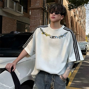抖音得物品质二开240克宽松纯棉美式潮牌印花三条杠中性风短袖T恤图片