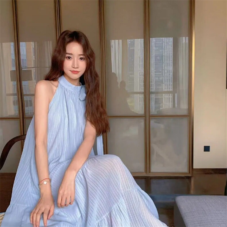 海边度假风浪漫挂脖长裙女2025新款夏季森系条纹超仙大摆型连衣裙图片