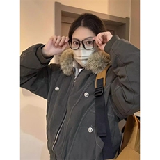 灰绿色
