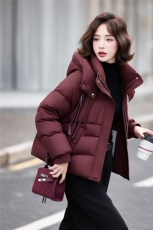 安可拉红休闲连帽短款羽绒服女2025冬季新款保暖面包服小个子外套，女装羽绒服，靓衣阁