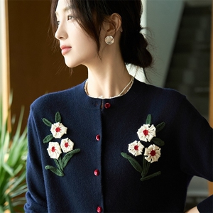 2025年秋季女士立体钩花圆领开衫图片
