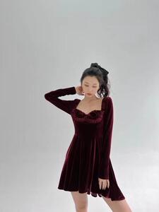 丝绒红色连衣裙图片