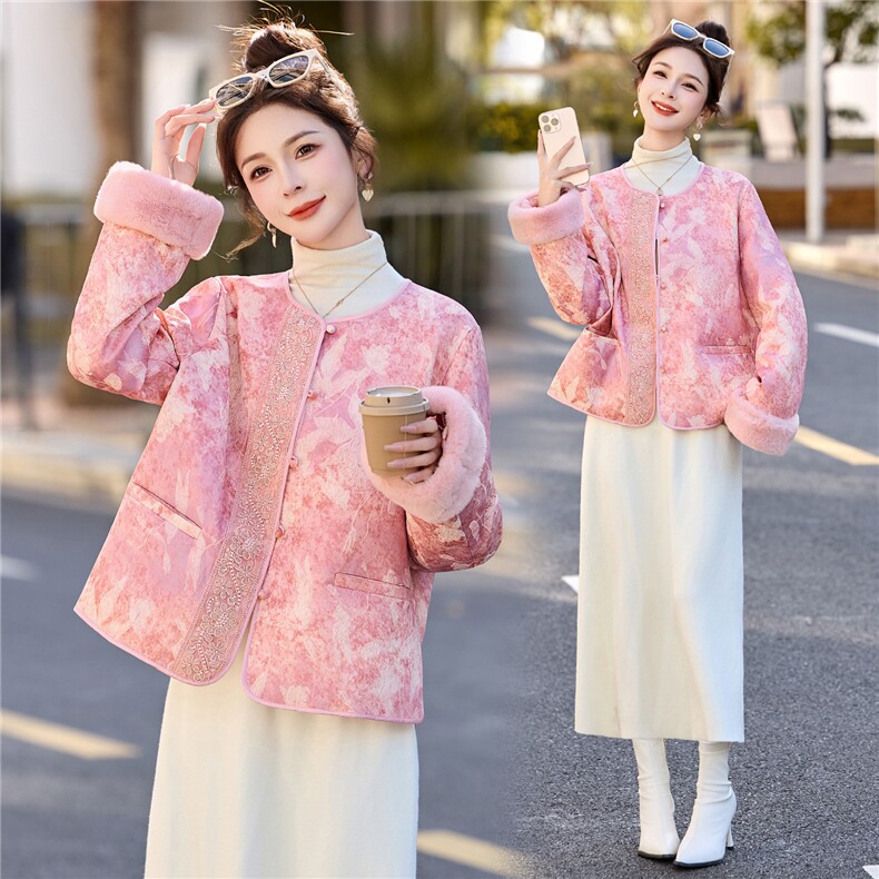 2025年潮冬季真狐狸毛重工刺绣钉珠短款新中式羽绒服新款,女装羽绒服,伊仟回