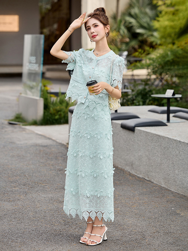 2025夏季新款时尚洋气减龄显瘦立体花朵短袖上衣+半身裙套装,女装套装/套裙,伊仟回