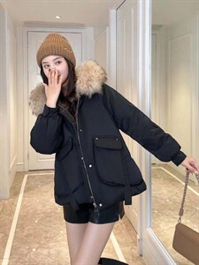 2021的大毛领羽绒服图片