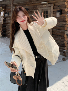 白色针织翻领羽绒服女2024冬季新款设计感温柔气质短款白鸭绒外套图片