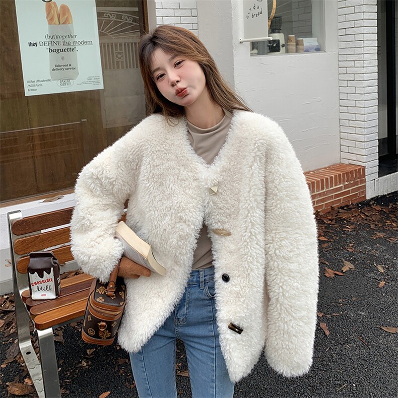 加厚气质显瘦棉服米白色皮毛一体保暖女2024冬新款小个子洋气上衣,女装皮草,2C110
