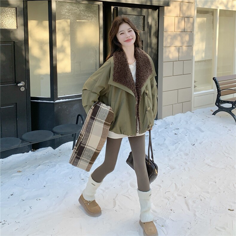军绿色复古工装羽绒服女冬季2025新款白鸭绒内胆羊羔毛拼接派克服,女装羽绒服,2C159